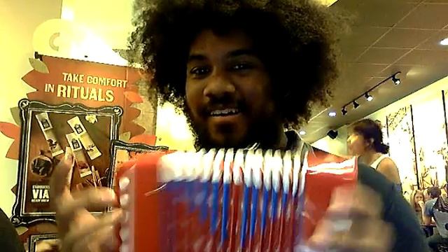 Sarah Got an accordion, and then i played it and smiled смотреть онлайн