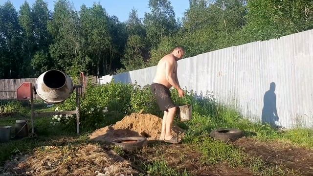 Готовим площадку под курятник/Заливаем фундамент для курятника смотреть онлайн