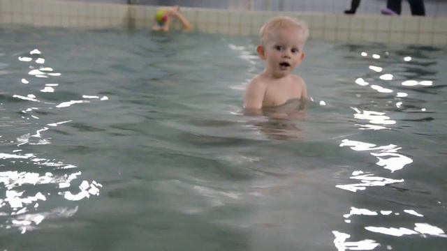 Маленький ребенок один в бассейне и не боится! смотреть онлайн