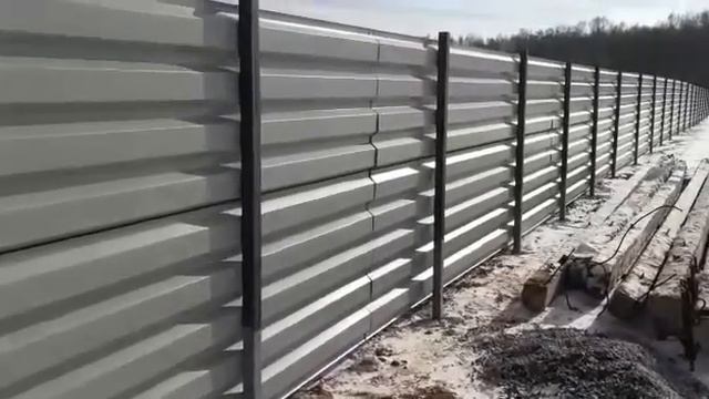 Ограждение строительной площадки в Тюмени выполнила компания «СваиДом». смотреть онлайн