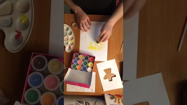 Рисование губкой с трафаретом смотреть онлайн