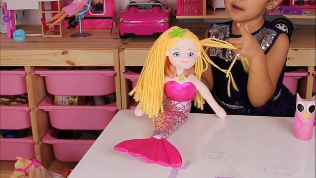 Savannah li latif showing her toys. смотреть онлайн