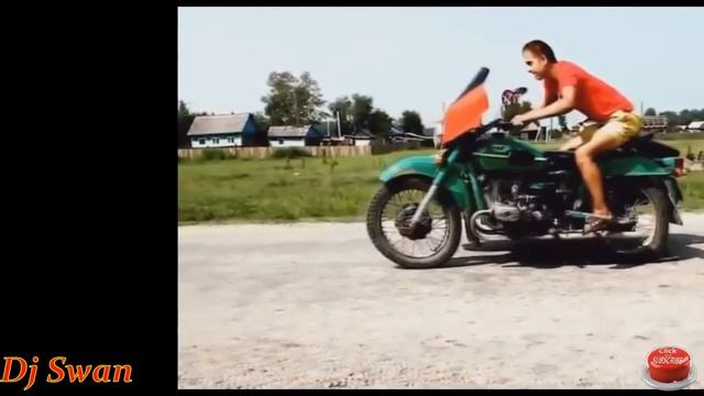 Acrobazie non riuscita in moto. (Неудачные трюки на мотоциклах) смотреть онлайн