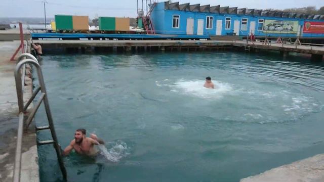 МОРЖИ КЕРЧИ [ 22.10.17 ] Закалочка на водянке и прыжки с вышек :) смотреть онлайн