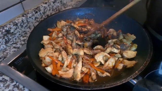 Рисовая лапша с курицей и овощами с соевым соусом! Приготовила по своему рецепту. Очень вкусно! смотреть онлайн