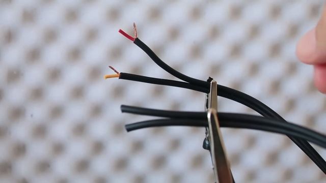 CABLE SPLITTER EN Y - DE JACK PLUG TRS a 2 JACK PLUGS TS - USO ESTÉREO y MONO INSERT I/O - SOLDADUR смотреть онлайн