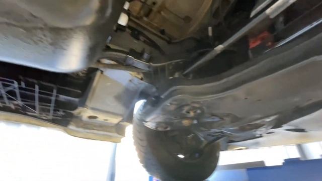 Take a look underneath a Renault Master Ex Ambulance at Basevan смотреть онлайн