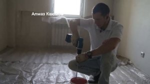 Штукатурка 1/5 потолка по маякам с сеткой.