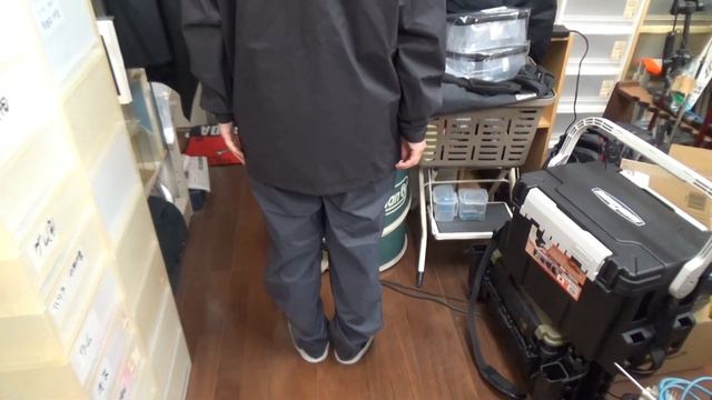 シマノ(Shimano)　RA-005V ベーシック フィッシングレインスーツ L ブラック：妻がLサイズ着てみたよ！