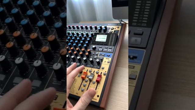 Replace Your Mixer, Audio Interface & More With This Device смотреть онлайн