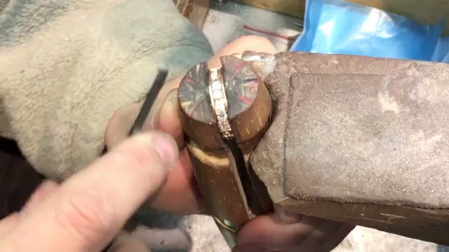 Изготовление золотого кольца с бриллиантами смотреть онлайн