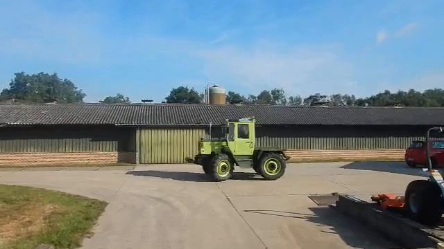 Mercedes MB Trac 900 cold start @ HappyOldIron Antique tractors in Belgium смотреть онлайн