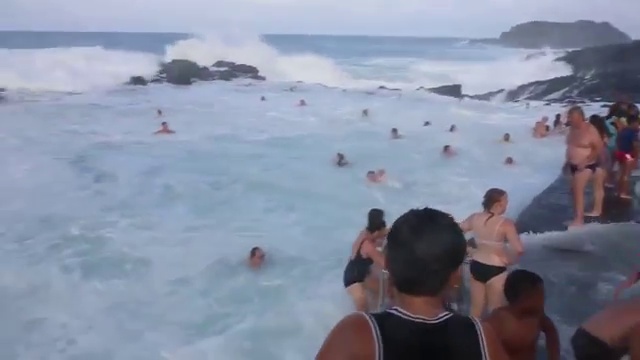 Австралийцы развлекаются в естественном бассейне смотреть онлайн