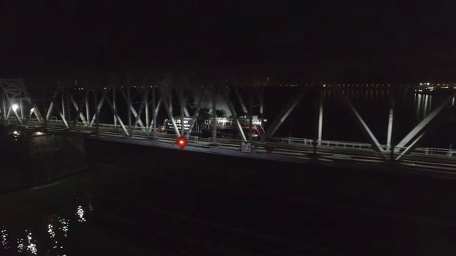 Паровоз проходит по мосту через Обь во время исторического шоу на набережной смотреть онлайн