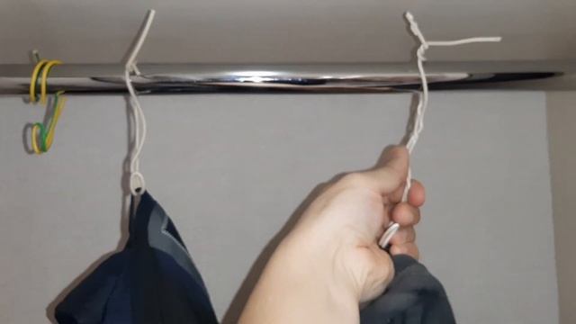 Лайфхак, что делать если вешалки отсутствуют, а одежду вешать в шкаф надо смотреть онлайн