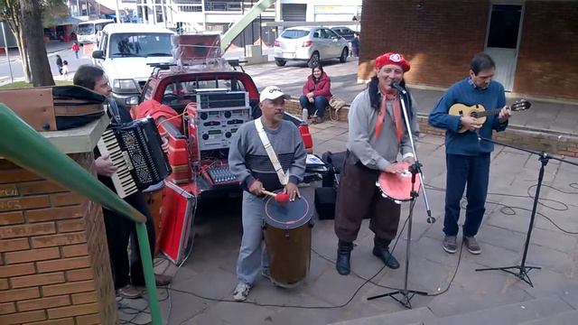 Altair Fernandes canta junto com o Grupo Urbano no Brique da Praça смотреть онлайн