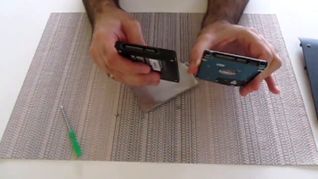 Put your SSD in Toshiba Satellite C850-1H6 laptop смотреть онлайн