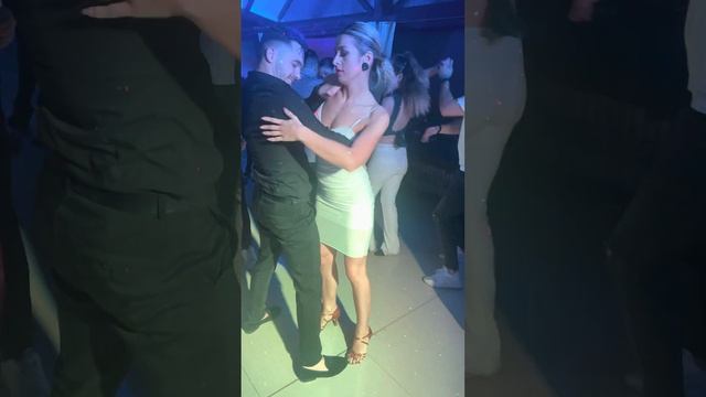 Stefan-Cosmin & Oana-Diana - Bachata Social Dance смотреть онлайн