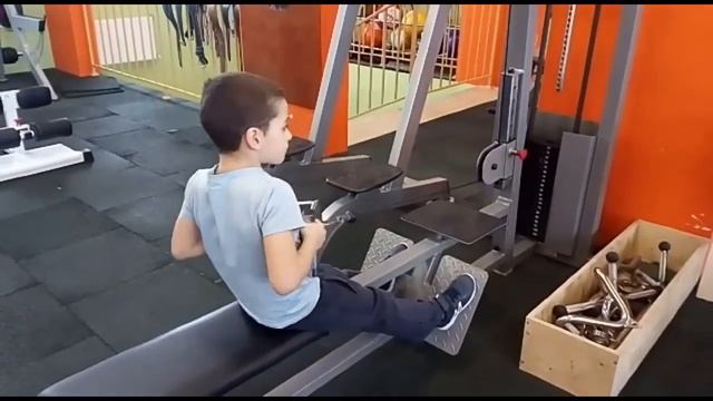 Спорт. Тренировки в тренажерном зале в первый раз! смотреть онлайн