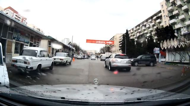 Не смотрел боковые зеркало + громкая музыка смотреть онлайн