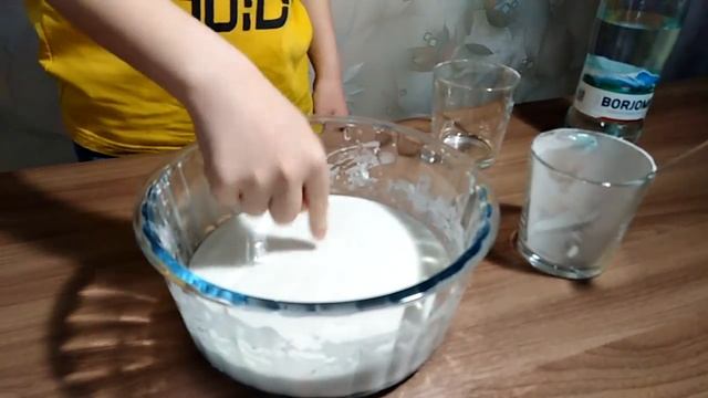 Неньютоновская жидкость. Опыт с водой и крахмалом в домашних условиях смотреть онлайн