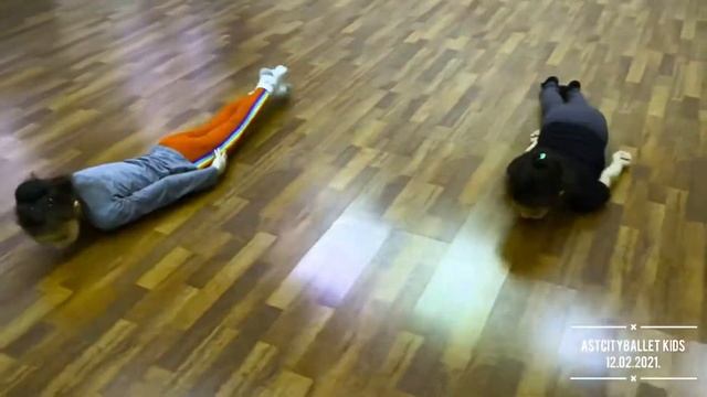 Kids Contemporary dance class #astcityballet 12.02.2021. #adylerkinbaevballet смотреть онлайн