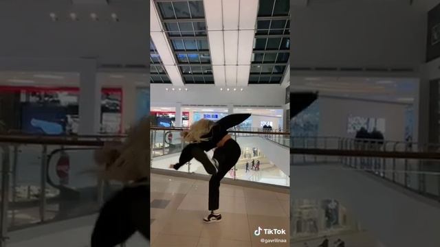 Юлька Шпулька скромные танцы в торговом центре ??? смотреть онлайн