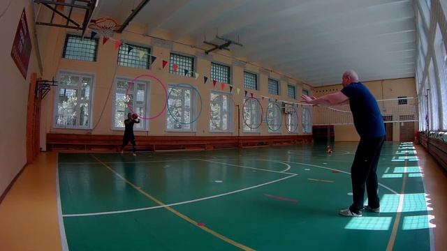 Баскетбол. Передача и ловля мяча с использованием дополнительного инвентаря. Броски мяча в корзину. смотреть онлайн
