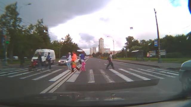 Придурок на светофоре чуть не убрался смотреть онлайн