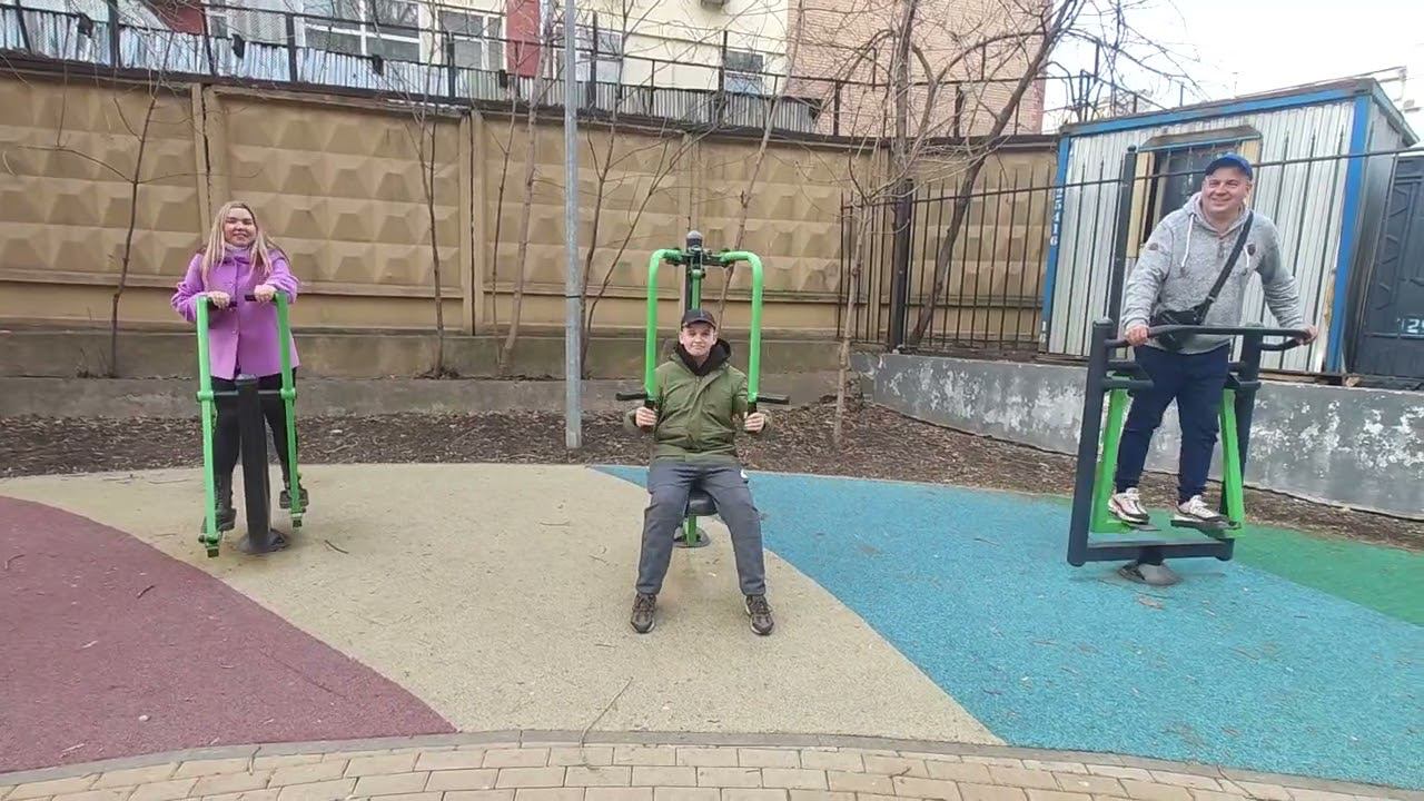 Просто были в гостях у сына и решили опробовать их тренажеры во дворе. апрель 2024 г. Москва смотреть онлайн
