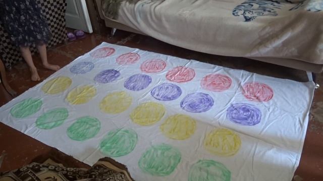 решили сделать ЧЕЛЛЕНДЖ ТВИСТЕР и вдруг ПРИСПИЧИЛО........ смотреть онлайн