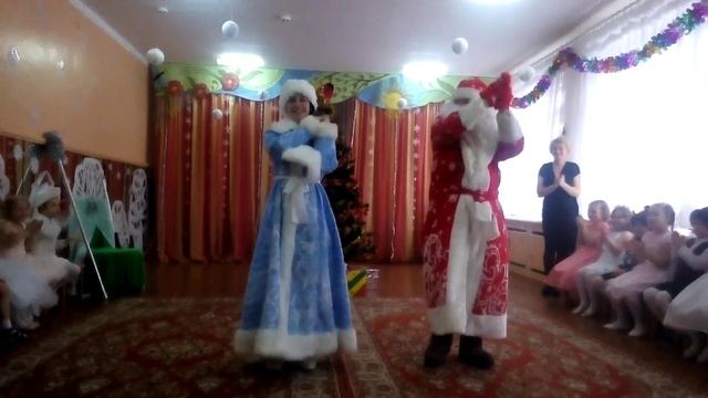 Современный танец Деда Мороза и Снегурочки смотреть онлайн