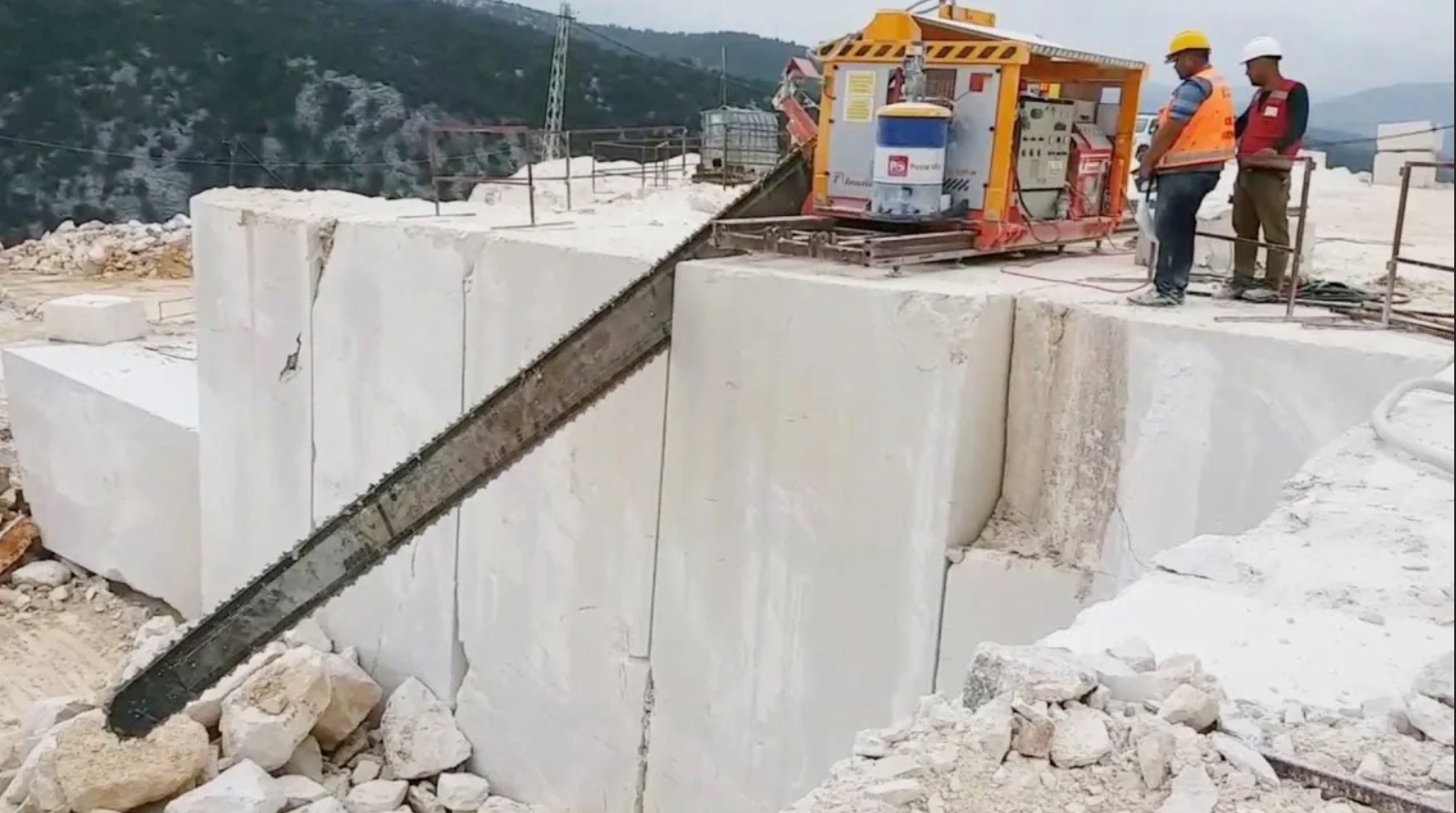 Невероятно тяжелое и очень быстрое оборудование для добычи мрамора, которое я когда-либо видел