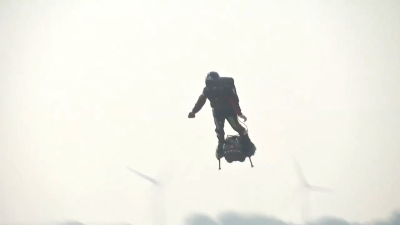 Французский изобретатель не смог пересечь Ла-Манш на ховерборде смотреть онлайн