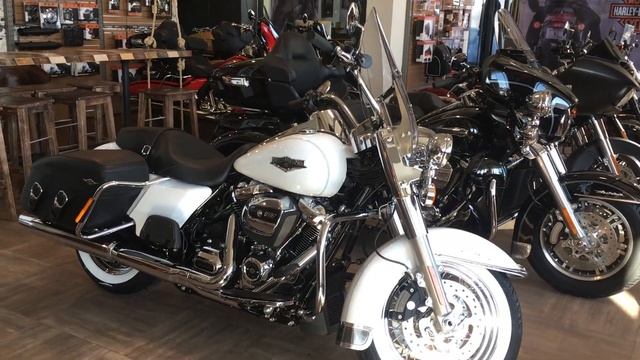 NEW FLHRC Road King Classic 107 Harley-Davidson Crushed Ice Pearl Milwaukee-Eight™ 107 смотреть онлайн