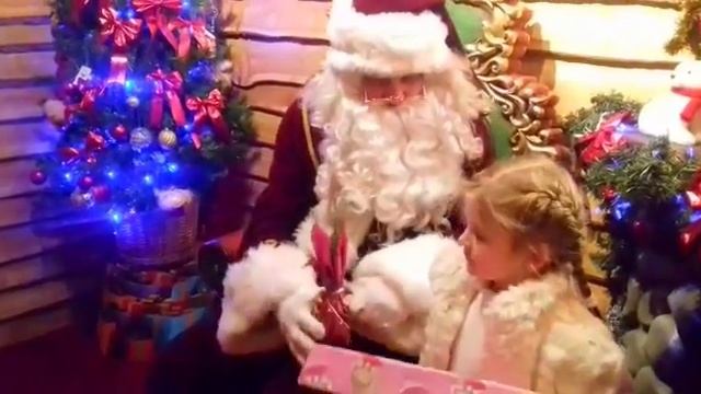 Visiting Santa Claus. Соня в гостях у Санта-Клауса. смотреть онлайн