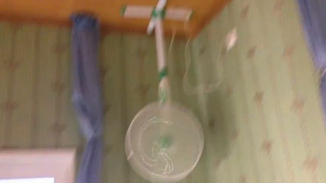 Кривой перевернутый дом перевёртыш на берегу реки смотреть онлайн