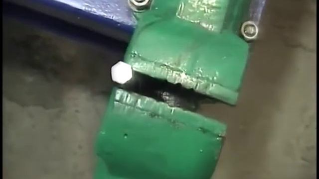 Замена тормозной жидкости в Меседес Вито 110 CDI в домашних условиях. Часть 1. смотреть онлайн