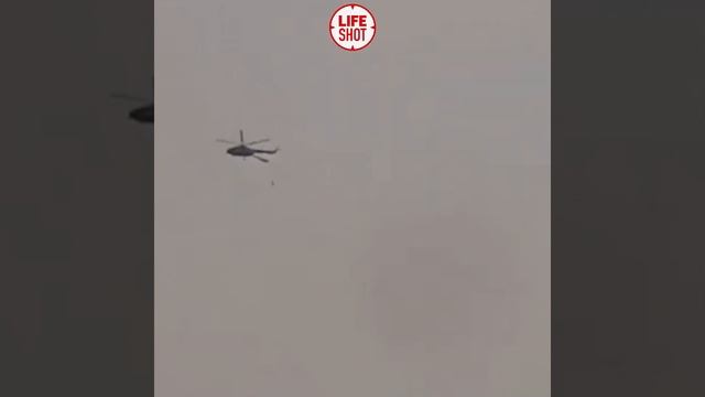 Парашютист зацепился за вертолёт и повис в небе смотреть онлайн