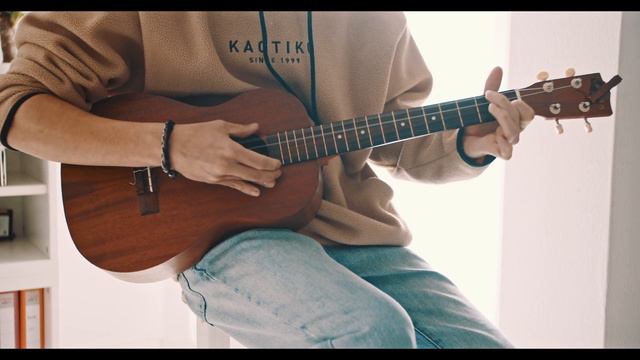 karma police played on baritone uke (chords) смотреть онлайн
