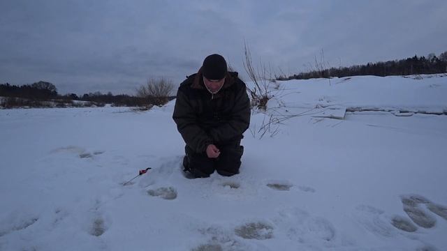 ЭТОТ ЧЁРТИК ЛОВИТ ВСЮ РЫБУ.ОЧЕНЬ УЛОВИСТЫЙ ЧЁРТИК. Рыбалка на чёртика. смотреть онлайн