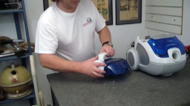 How to change the cone filter on an Electrolux Twin Clean Z8240 смотреть онлайн