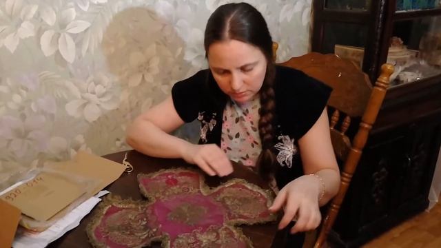 Распаковка посылки со старинным церковным золотым шитьем. смотреть онлайн