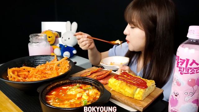 ASMR (요리와먹방) 아삭아삭 새콤달콤 무생채 비빔밥과 바지락과 전복을 넣고 끓인 매콤 시원한 순두부찌개 ~ 리얼사운드 먹방 MUKBANG смотреть онлайн