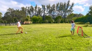 Настя и друзья помогают уставшему папе. Настя и папа принимают гостей.