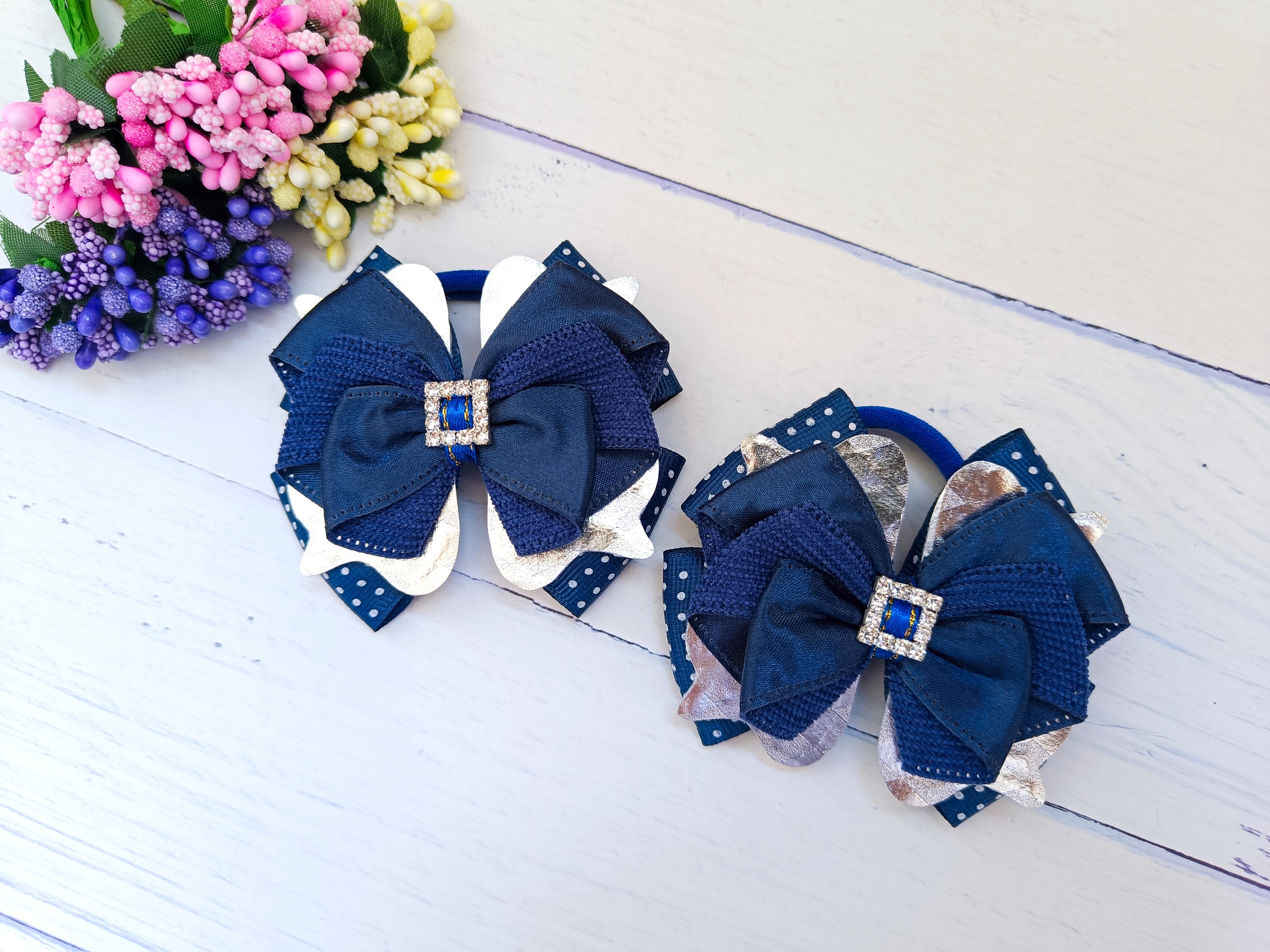 Красивые школьные бантики. Бантики из экокожи и лент. Бантики из вельветовой ленты с атласом.