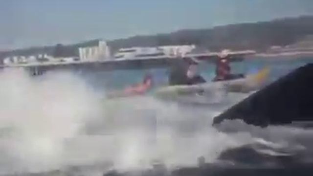 Киты испугали людей своим поведением смотреть онлайн