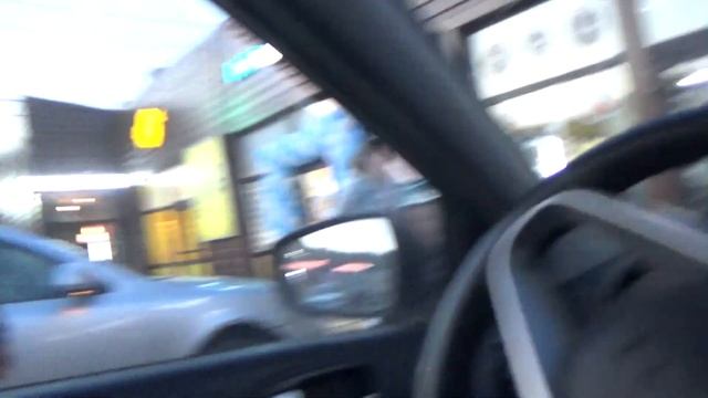 Мужик ждет семейство в машине смотреть онлайн