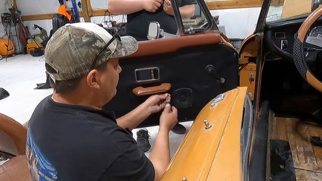 1975 MGB gets new Interior + New Electronic Ignition - She Runs!! Test Drive!! смотреть онлайн