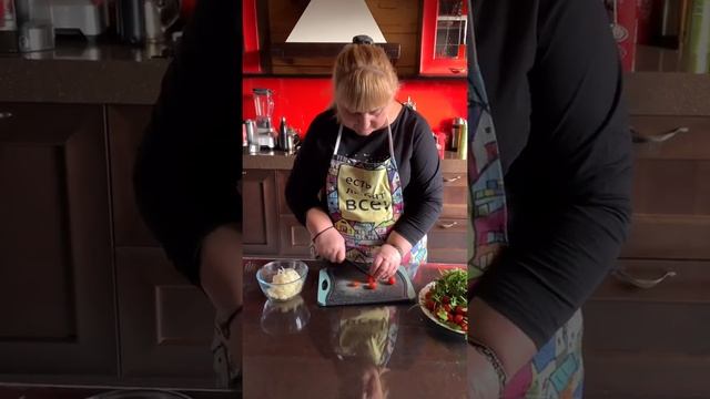 Салат с рукколой, Черри, прошутто с бальзамическим крем - соусом. смотреть онлайн